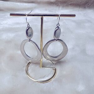 You'll love the chic style of these Bella Uno circle drop earrings NWOT.